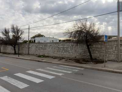 A qualche decina di metri incrociamo invece una dimora pi� moderna curata...